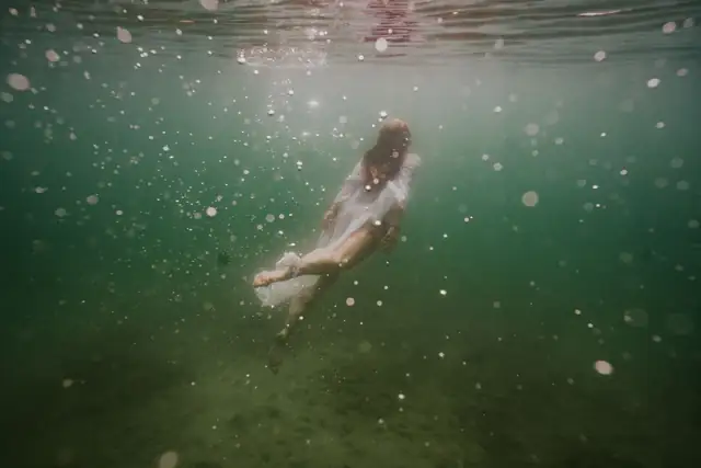 Underwater portrait by Manon Valls